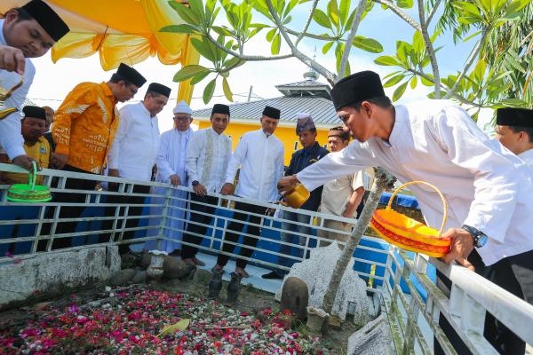 Berada di Ladang Warga, Ijeck Beri Perhatian ke Makam Guru Patimpus